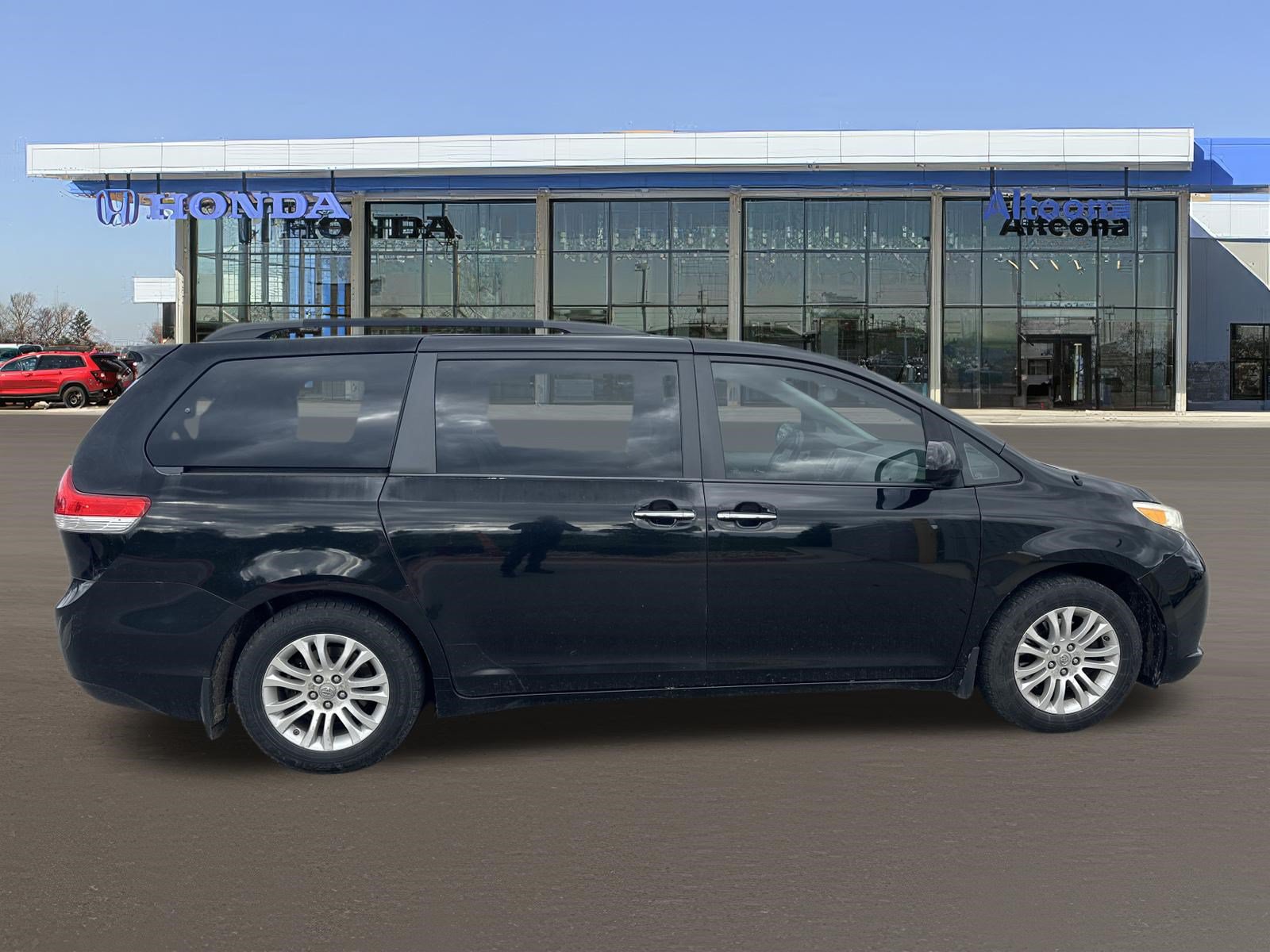 Used 2013 Toyota Sienna XLE w/ Entertainment Pkg FWD image 5