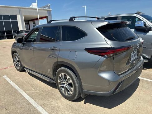 Used 2025 Toyota Highlander XLE FWD image 3