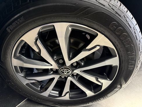 Used 2022 Toyota Corolla Cross XLE w/ Convenience Package AWD/4WD image 32