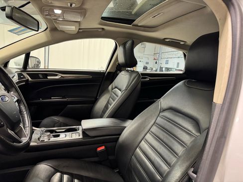 Used 2017 Ford Fusion SE w/ Fusion SE Technology Package image 14