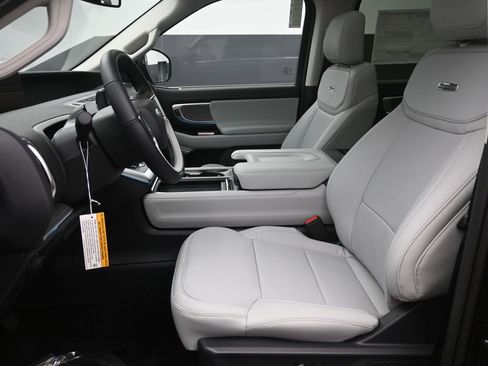 New 2025 Ford Expedition Platinum w/ Driver's Package image 18