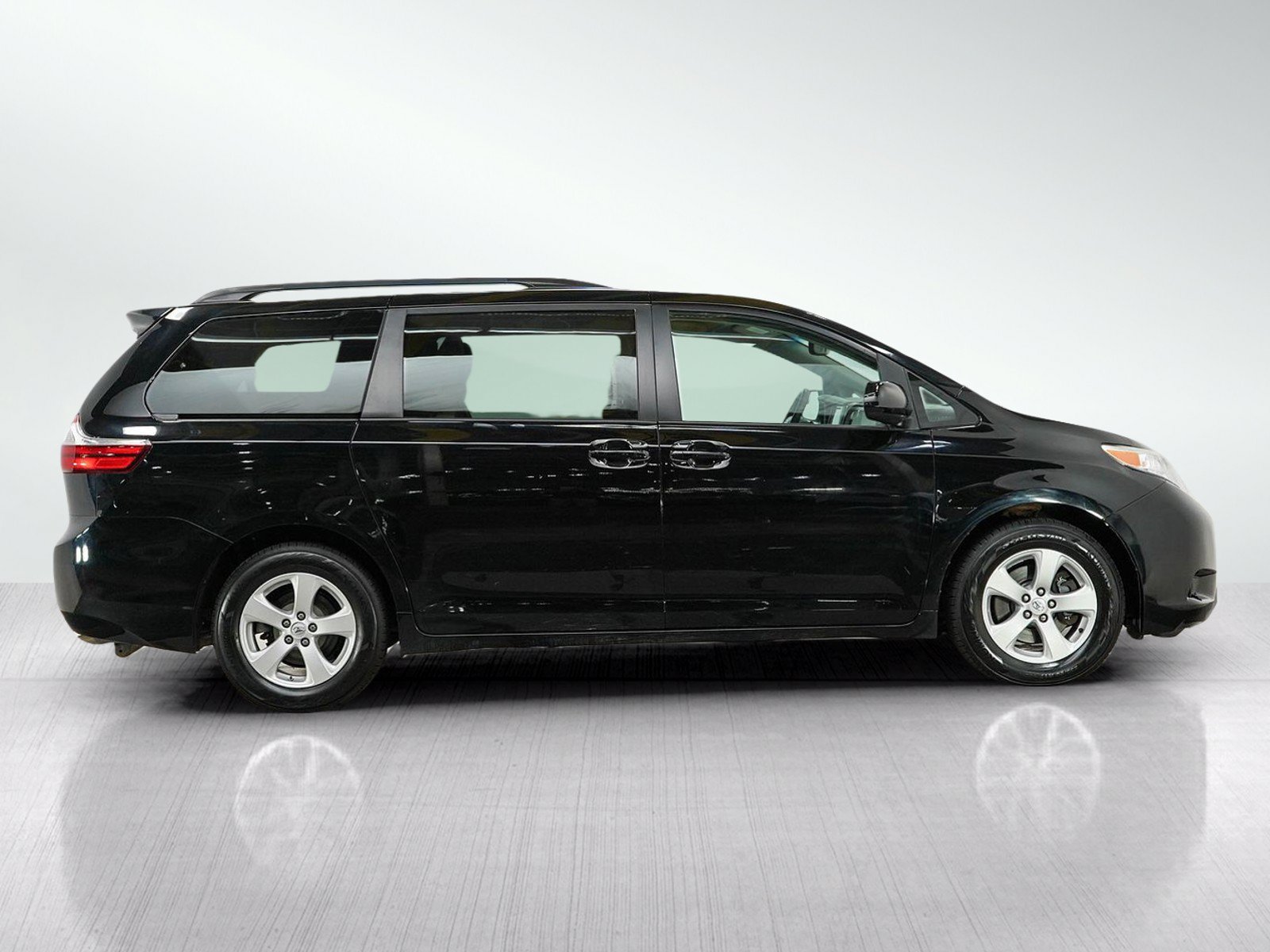 Used 2017 Toyota Sienna LE FWD image 7