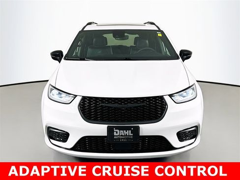 Used 2025 Chrysler Pacifica Limited image 3