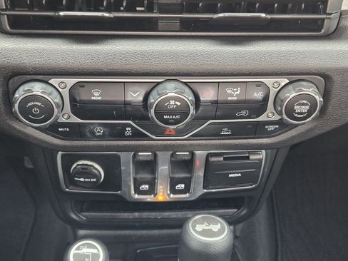 Used 2025 Jeep Wrangler Sport image 17