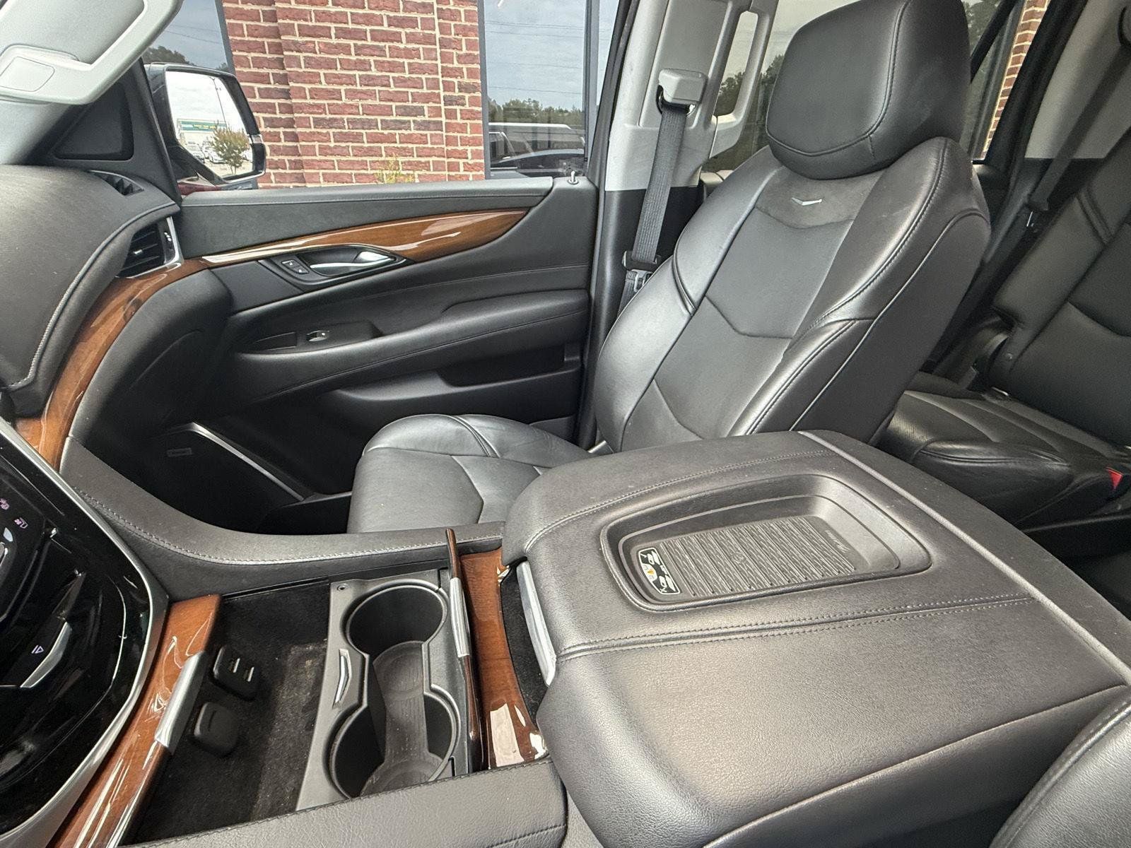 Used 2020 Cadillac Escalade Premium Luxury RWD image 13
