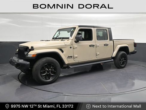 Used 2022 Jeep Gladiator Sport AWD/4WD image 1