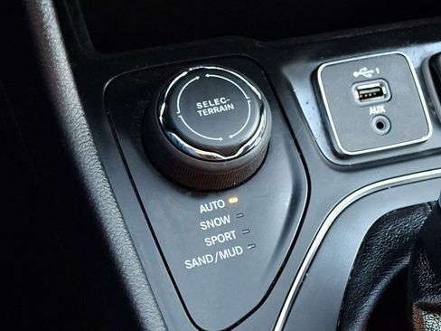 Certified 2019 Jeep Cherokee Latitude Plus w/ Comfort/Convenience Group image 29