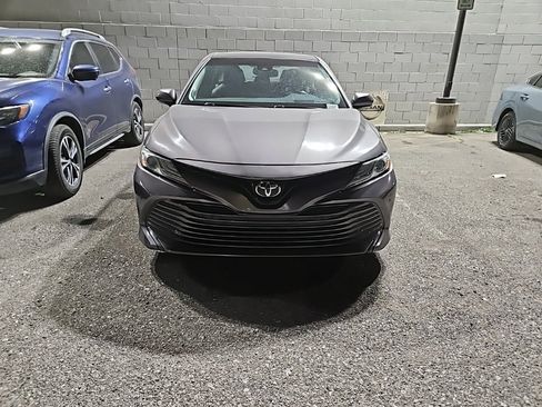 Used 2018 Toyota Camry XLE image 2