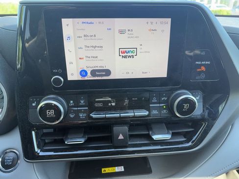 Used 2023 Toyota Highlander XLE image 12