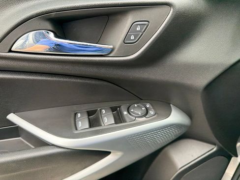 Used 2025 Chevrolet Trax RS FWD image 29