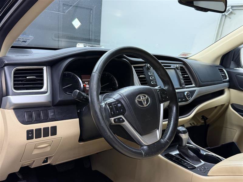 Used 2014 Toyota Highlander XLE AWD/4WD image 10
