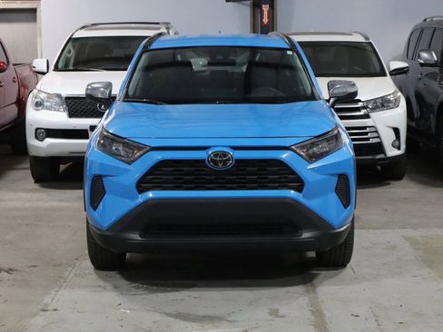 Used 2020 Toyota RAV4 LE AWD/4WD image 2
