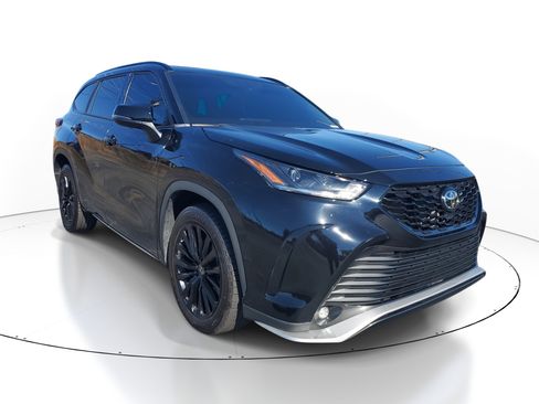 Used 2023 Toyota Highlander XSE image 2