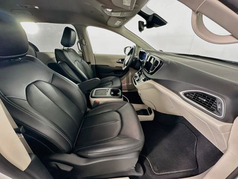 Used 2024 Chrysler Pacifica Touring-L FWD image 32