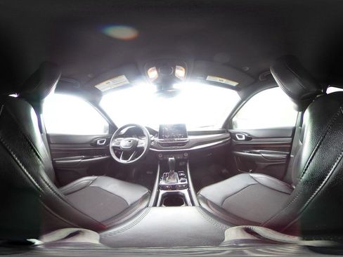 Used 2025 Jeep Compass Trailhawk image 39