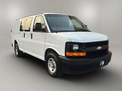 Used 2017 Chevrolet Express 2500 RWD image 5
