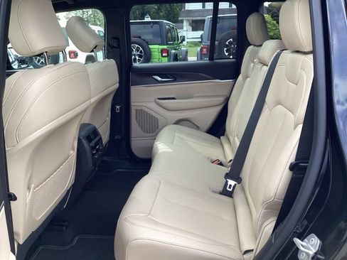 New 2025 Jeep Grand Cherokee Limited w/ Black Appearance Package image 21