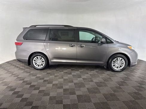 Used 2017 Toyota Sienna XLE Premium image 6