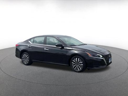 Used 2025 Nissan Altima 2.5 SV FWD image 2