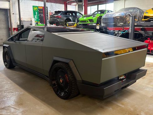 Used 2024 Tesla Cybertruck AWD Crew Cab image 9