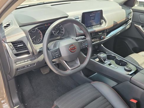 Used 2025 Nissan Rogue SV AWD/4WD image 17