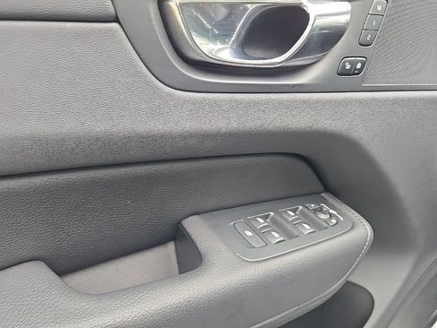 Certified 2022 Volvo XC60 B5 Momentum w/ Climate Package image 10