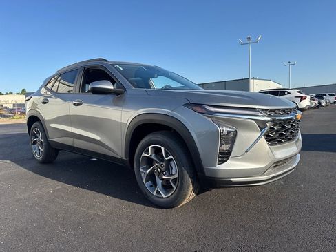 New 2026 Chevrolet Trax LT w/ LT Convenience Package FWD image 9