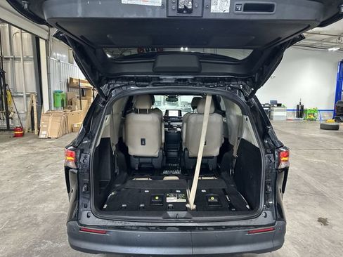 Used 2022 Toyota Sienna XLE FWD image 25