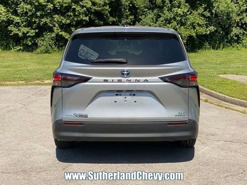 Used 2024 Toyota Sienna XLE AWD/4WD image 5