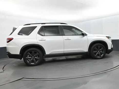 Used 2025 Honda Pilot Sport image 4