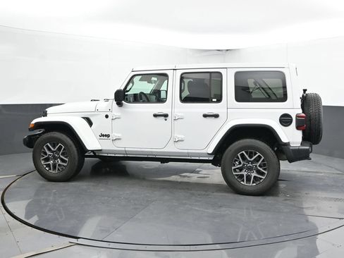 Used 2025 Jeep Wrangler Unlimited Sahara AWD/4WD image 9