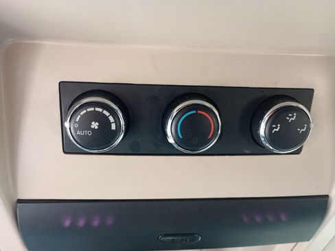 Used 2014 Chrysler Town & Country Touring image 12
