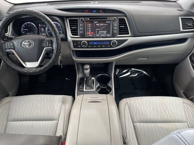 Certified 2019 Toyota Highlander Plus FWD image 28