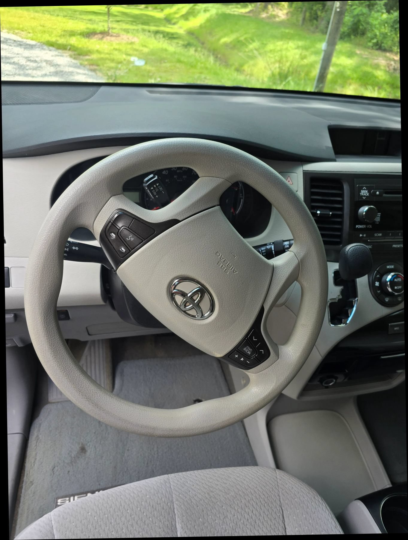 Used 2014 Toyota Sienna LE FWD image 17
