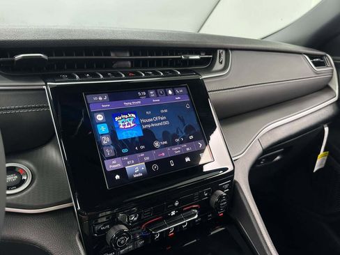 New 2025 Jeep Grand Cherokee Altitude image 31