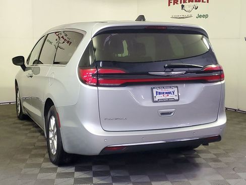 Used 2024 Chrysler Pacifica Touring-L image 4