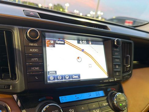 Used 2018 Toyota RAV4 Limited FWD image 24