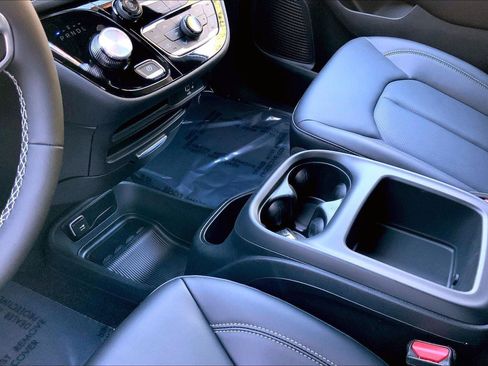New 2026 Chrysler Pacifica Select image 7