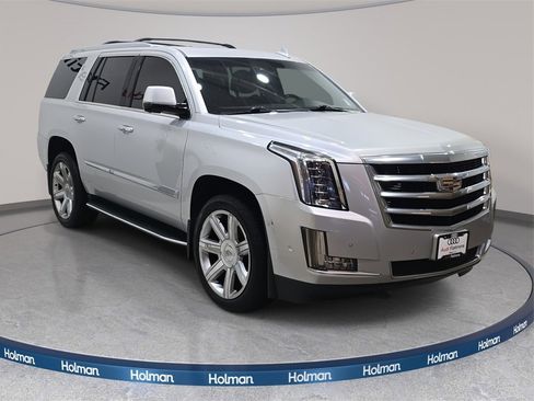 Used 2018 Cadillac Escalade Luxury image 4