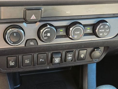 Used 2019 Toyota Tacoma TRD Off-Road w/ Technology Package AWD/4WD image 30
