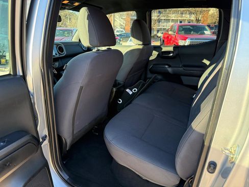 Used 2019 Toyota Tacoma TRD Off-Road w/ Technology Package image 18