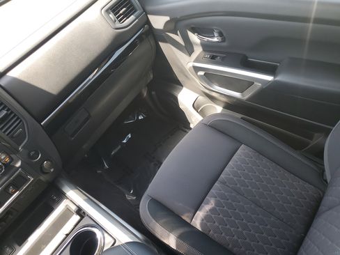 Certified 2024 Nissan Titan SV w/ SV Convenience Package image 11