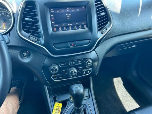 Used 2019 Jeep Cherokee Latitude Plus w/ Comfort/Convenience Group FWD image 4