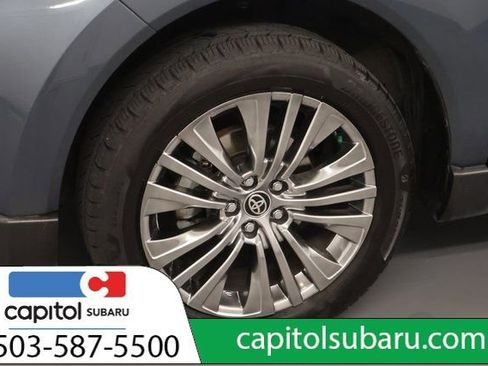 Used 2024 Toyota Venza XLE image 8