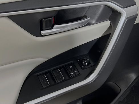 Used 2022 Toyota RAV4 XLE image 17