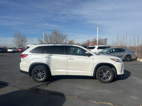 Used 2017 Toyota Highlander XLE image 3