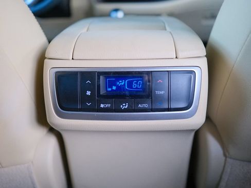 Used 2016 Toyota Highlander Limited FWD image 31