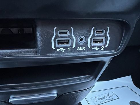 Used 2025 Chrysler Pacifica Select image 37