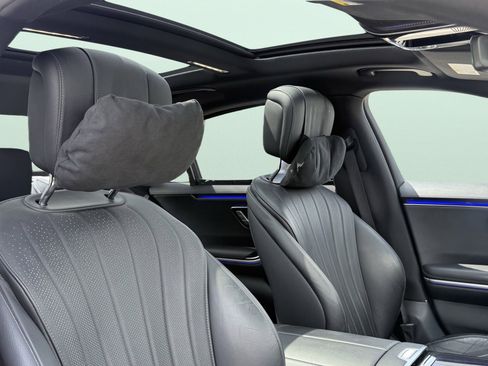 Used 2022 Mercedes-Benz S 580 4MATIC Sedan w/ AMG Line Package image 3