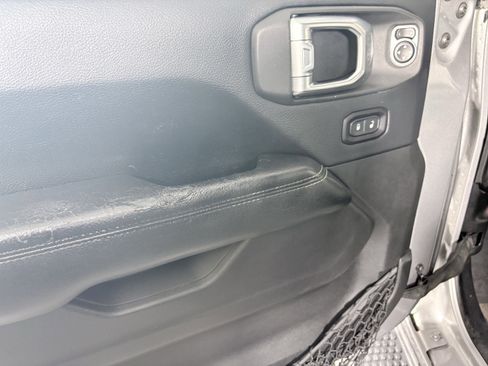 Used 2018 Jeep Wrangler Unlimited Sahara image 12